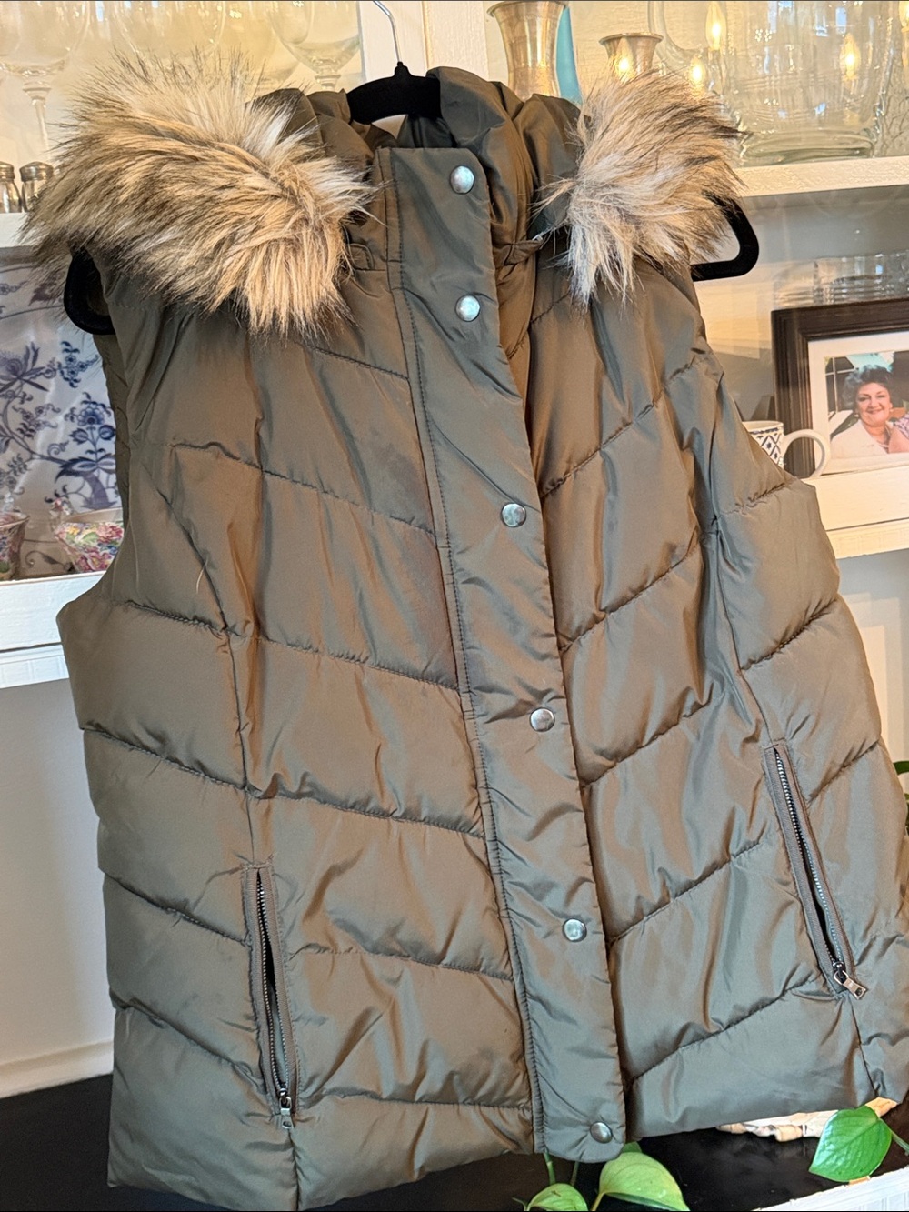 GAP Olive Quilted Puffer Vest with Faux Fur Hood Trim xL